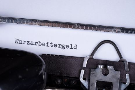 Foto: Schreibmaschine mit Aufschrift Kurzarbeitergeld